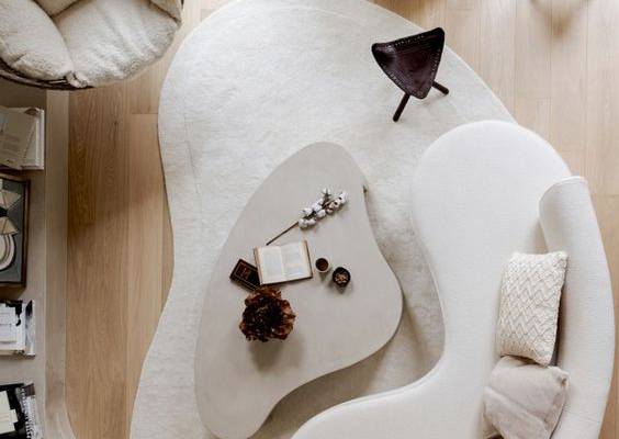 Em Londres, apartamento de 80 m² abusa das texturas e dos móveis com formatos orgânicos