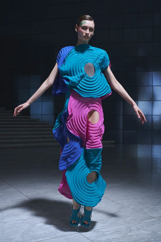 Issey Miyake Spring 2022 Ready-to-Wear Fashion Show | Vogue