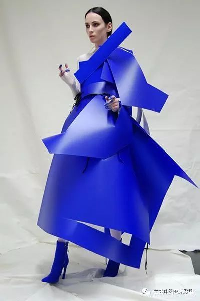 灵感风暴 | 快放下手中的高科技面料，未来感服装用纸做