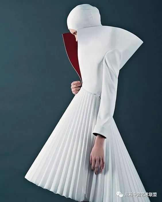 灵感风暴 | 快放下手中的高科技面料，未来感服装用纸做