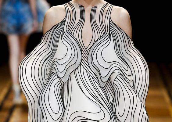 iris van herpen uses laser cutting techniques to create 3D anamorphic couture