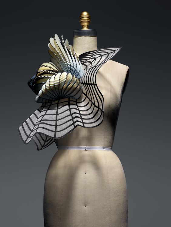 Manus × Machina: Fashion in an Age of Technology