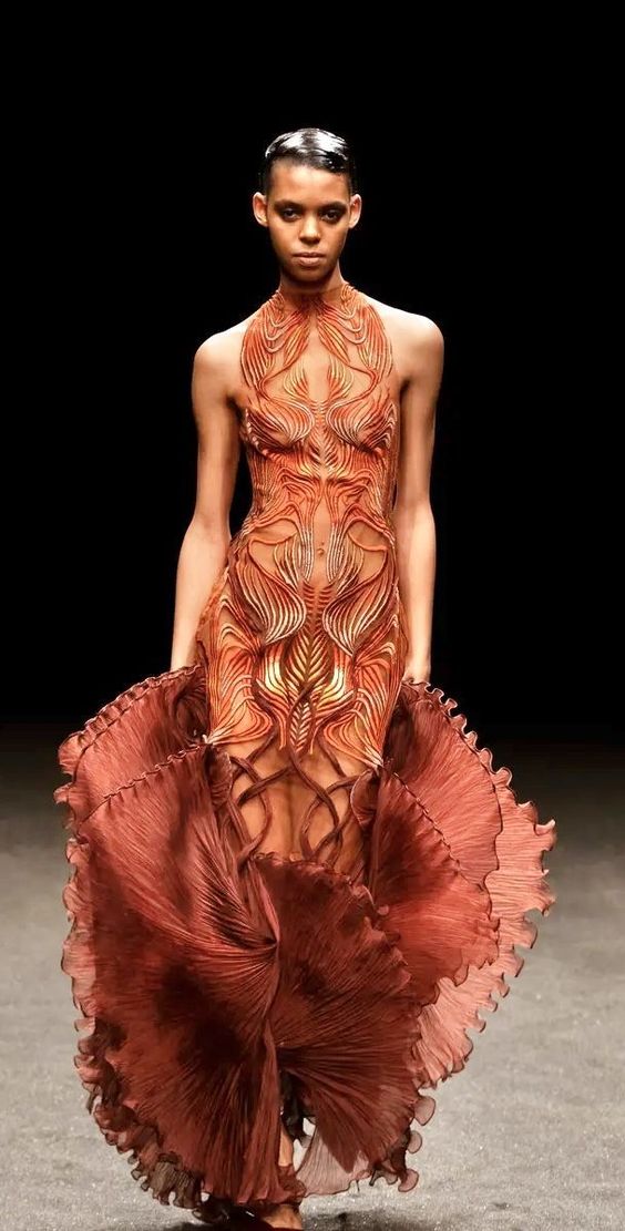 Iris van Herpen Couture Spring 2021 [650×1281]