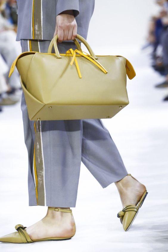 THE WORLD’S LARGEST FASHION SHOW DATABASE