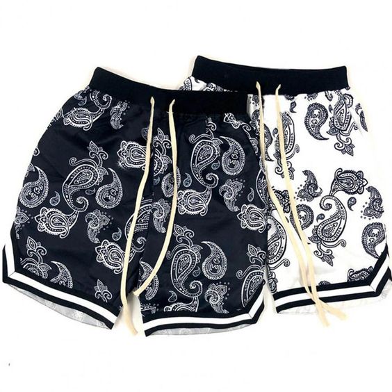 Diffondi l’energia, lo stile e la mentalità della strada con questi super cool Pantaloncini estivi da uomo stile hip hop con motivi a bandana. Sia che tu stia scatenando sulla pista da ballo o semplicemente accelerando sul campo da basket, questi pantaloncini offrono la libertà di movimento di cui hai bisogno per dettare il ritmo metropolitano. Mescola e abbina questi pantaloncini con le tue magliette, canotte e scarpe da ginnastica preferite per creare infinite combinazioni alla moda. Sorpresa