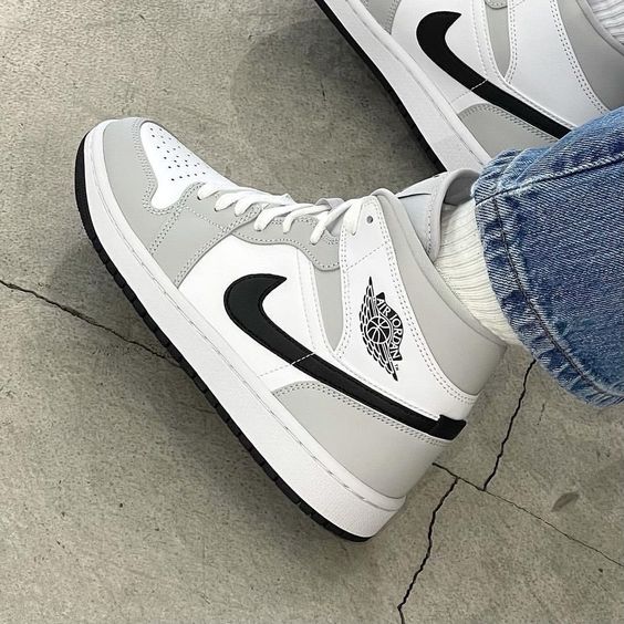 Item code: BQ6472-015 The air jordan 1 mid shoe is inspired by the first aj1, offering fans of jordan retros a chance to follow in the footsteps of greatness.fresh colour trims the clean, classic materials, injecting some newness into the familiar design.colour shown: white/black/pollenstyle: 554724-177