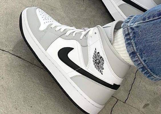 Item code: BQ6472-015 The air jordan 1 mid shoe is inspired by the first aj1, offering fans of jordan retros a chance to follow in the footsteps of greatness.fresh colour trims the clean, classic materials, injecting some newness into the familiar design.colour shown: white/black/pollenstyle: 554724-177