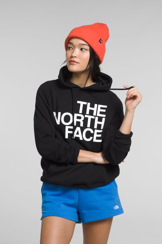 Show your love for The North Face® with the Women’s Brand Proud Hoodie. With a soft, durable construction and raglan sleeves for mobility, you’ll reach for this hoodie year-round.