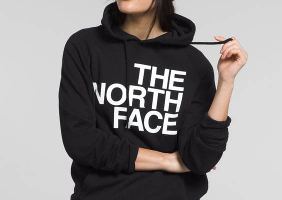 Show your love for The North Face® with the Women’s Brand Proud Hoodie. With a soft, durable construction and raglan sleeves for mobility, you’ll reach for this hoodie year-round.