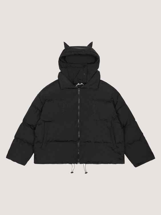 Giacca invernale realizzata con uno stile unico. Modello con cappuccio a forma di diavolo. Edizione limitata. Il logo dei due teschi ricamato sul davanti.

Composizione: Poliestere, Cotone