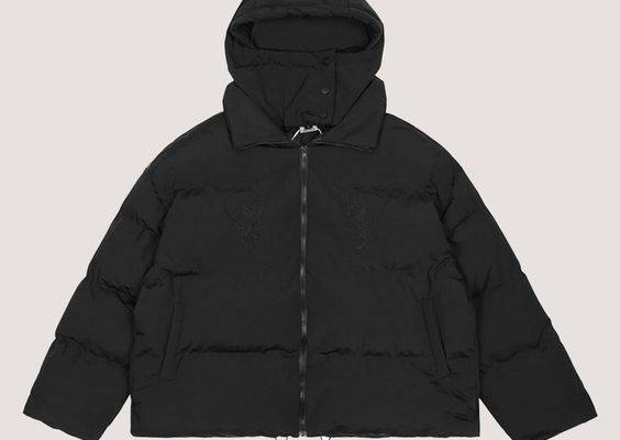 Giacca invernale realizzata con uno stile unico. Modello con cappuccio a forma di diavolo. Edizione limitata. Il logo dei due teschi ricamato sul davanti.
Composizione: Poliestere, Cotone