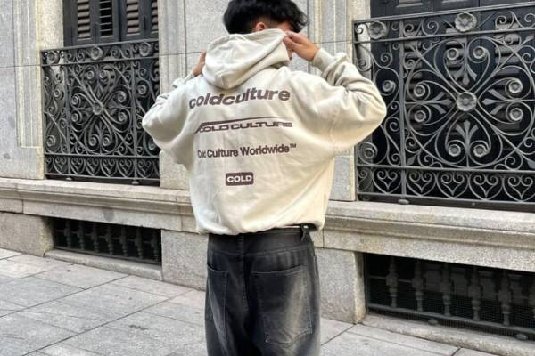 Oversize streetwear hoodie with boxy fit.
Fashion design. 
Best quality.
Limited units.
100% cotton. 400 g/m² French Terry. 
Soft, cozy and comfortable to wear. 
Unisex. 
FREE shipping with minimum order, we ship WORLDWIDE