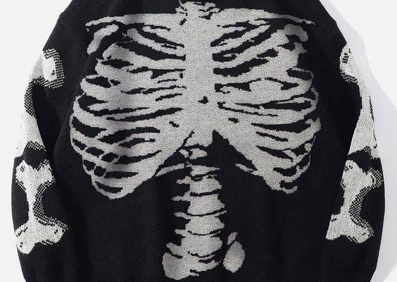 Original designer:It's time to update your knits inventory with our selection of sweaters. This Vintage Skeleton Print Knitted Sweater brings you strong fashion trends and the skeleton pattern will catch more sight on you. The combination of comfort and fashion, you definitely cannot miss. Product specifications: Produced by top brand partner suppliers. Three screening and review processes to ensure product quality. High-quality fabric: Arctic velvet, Acrylic. Clothing details: Skeleton Print. M