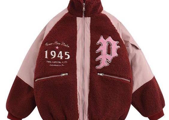 Vous voulez rester au chaud et avoir du style en même temps ? Ne cherchez pas plus loin que la jacket Polaire ! La fabuleuse Jacket Polaire est faite pour tous ceux qui veulent garder leur attitude cool tout en restant au chaud. Bien qu'elle ait une silhouette classique, la veste a également un côté vintage avec ses détails de fermeture éclair et ses accents brodés spéciaux. Que vous cherchiez à rester au chaud pendant les mois les plus froids ou que vous souhaitiez simplement avoir l'air chic l