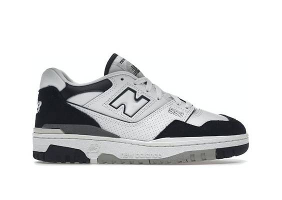 Der New Balance 550 in Weiß, Schwarz und Rain Cloud ist ein moderner und stilvoller Sneaker. Das Obermaterial besteht aus weißem Leder, das mit schwarzen und Rain Cloud-farbenen Akzenten kontrastiert. Dieses Farbschema verleiht dem Schuh einen ansprechenden und zeitgemäßen Look. Der New Balance 550 bietet eine bequeme Passform und eine strapazierfähige Gummisohle für optimalen Tragekomfort und Halt. Style: BB550NCAFarbe: WHITE/BLACK/RAIN CLOUD