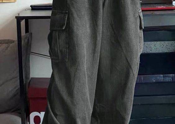 Style: Casual/Street/Vintage/Hip PopMain Material: Cotton. PolyesterFit Type: Regular fit-Vintage style with a washed denim look for a classic. timeless aesthetic-Flattering straight-leg fit for a versatile and comfortable style-Cargo pockets design adds functionality and practical to the jeans-Zip and button fasten for easily dressed up and down.-Cotton and polyester fabric for durability and softness wear. SIZE US UK EU HIPS (Inches) Outseam (Inches) S 38 38 46 43.31 44.09 M 40 40 48 44.88 44.