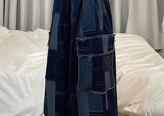 Style: Casual/Street/Hip Pop/Vintage/Y2K/PunkFabric Content: Cotton BlendFit Type: Loose fit·Comfortable Fit: The loose fit of these cargo jeans is perfect for those who prioritize comfort in their fashion choices. It allows for plenty of movement and breathability. making it ideal for all-day wear.·Trendy Style: The cargo style of these jeans is a popular trend that has been seen on fashion runways and streetwear fashion. The checkered patch pattern adds a chic and retro look. perfect for those