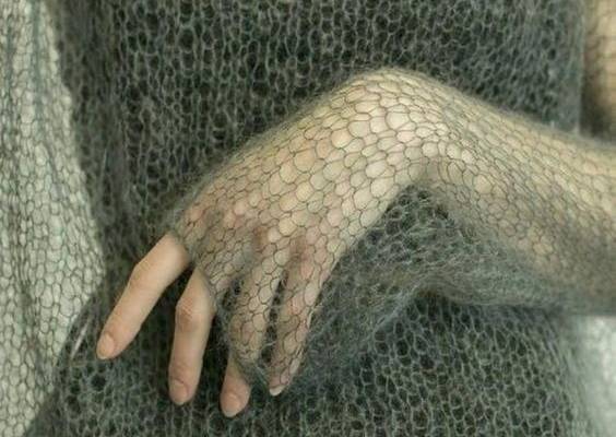 heyy i saw this on Instagram and was wondering what kind of hook, yarn, and stitch I’d have to use to make a sweater like this? new to crochet so I’m not sure how I’d go about this one :)