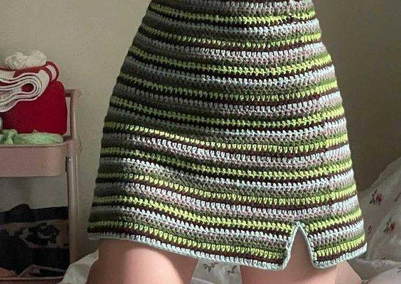 WHAT IS IT A crochet pattern for a simple skirt with invisible elastic waist and side slit. The length, size and shape is customizable, as well as the slit placement and length. The pattern follows your measurements and is very straightforward. You will also get a short video (no audio) showing how to insert the elastic band. Therefore you can also use any hook, yarn (and/or stitch) you'd like. Big thank you to testers Gunilla and Hayley for your help and photos. Their Instagram accounts: @gunil