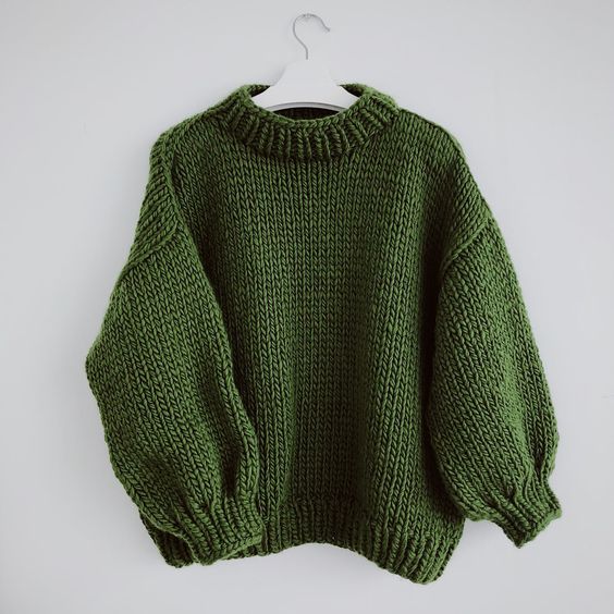 A beautiful lightweight jumper in 100% merino wool. This lightweight jumper is a trans-seasonal wardrobe staple. The oversized fit makes this jumper extra comfy and lovable. Are you ready to knit your own?