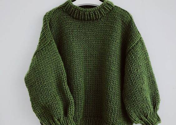 A beautiful lightweight jumper in 100% merino wool. This lightweight jumper is a trans-seasonal wardrobe staple. The oversized fit makes this jumper extra comfy and lovable. Are you ready to knit your own?