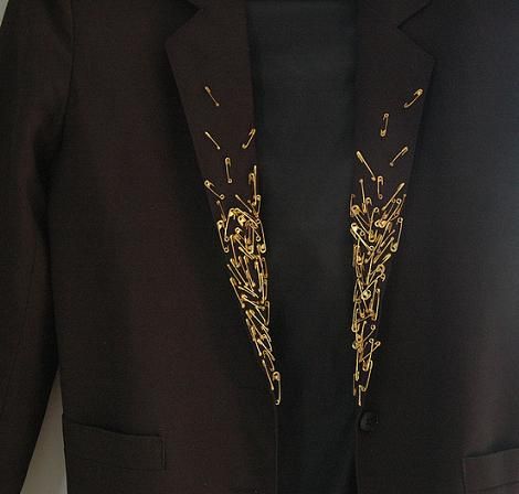 Blazer con imperdibles