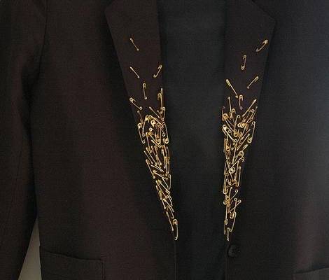 Blazer con imperdibles