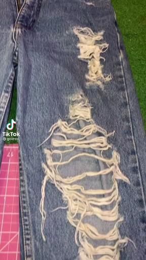 DIY distressed jeans [Video] | Diy distressed jeans, Painted clothes diy, Refashion clothes