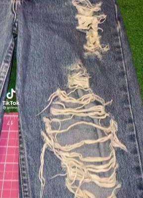 DIY distressed jeans [Video] | Diy distressed jeans, Painted clothes diy, Refashion clothes