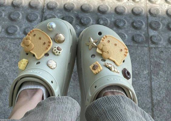 blue/green hello kitty sanrio crocs