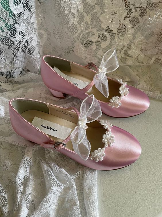 “SHOES CAN NOT BE RETURNED OR EXCHANGED, PLEASE MEASURE HER FEET LENGHT WITH *INSTRUCTIONS BELOW, ORDER HER USUAL SIZE THEN WRITE FEET LENGHT IN THE BUYERS NOTES TO CONFIRM, TO SEND PROPER SIZE, YOU WILL BE CONTACTED VERY SOON FOR ANY QUESTIONS. These gorgeous 1\” heels, or 3/4\”