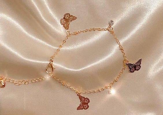 This is a beautiful anklet that is decorated with butterflies. It features little butterflies and tiny crystals for a little sparkle. It is really light in weight so you can't even feel it on your ankle. You'll get nothing but compliments on this gorgeous anklet. This can be paired with any outfit. These are great quality anklets and will turn heads.