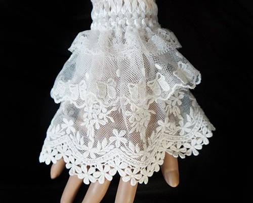 Bracelet manchette en dentelle blanche brodée