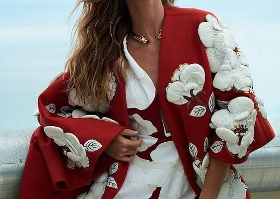 Gisele Bundchen bares cleavage and shows off sculpted legs in poolside V photo-shoot | Daily Mail Online