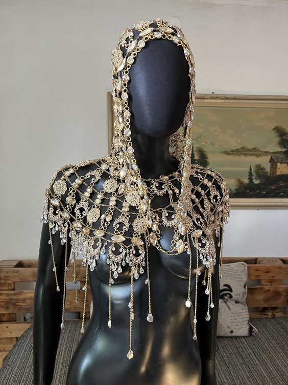 Magnificent statement necklace on the shoulder and crystal hood Embellished with crystals, metallic filigree lace and crystal around the shoulders and head. Complete your look with a headpiece with a gold hood and crystals. This item will transform your fashionable image. The style of dress that suits him best is strapless or a dress with narrow, thin straps. Pure perfection. The perfect accessory for any strapless dress.