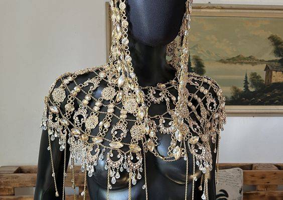 Magnificent statement necklace on the shoulder and crystal hood Embellished with crystals, metallic filigree lace and crystal around the shoulders and head. Complete your look with a headpiece with a gold hood and crystals. This item will transform your fashionable image. The style of dress that suits him best is strapless or a dress with narrow, thin straps. Pure perfection. The perfect accessory for any strapless dress.