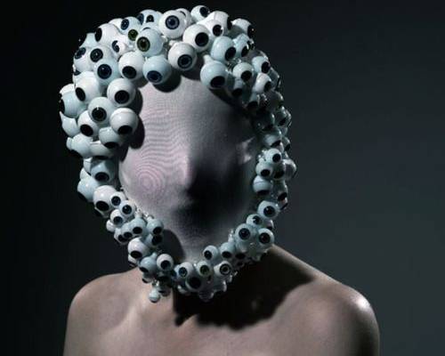 Between Dèjä ௵ vU