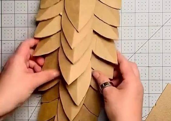 其中包括：Cardboard dragon scales being made.