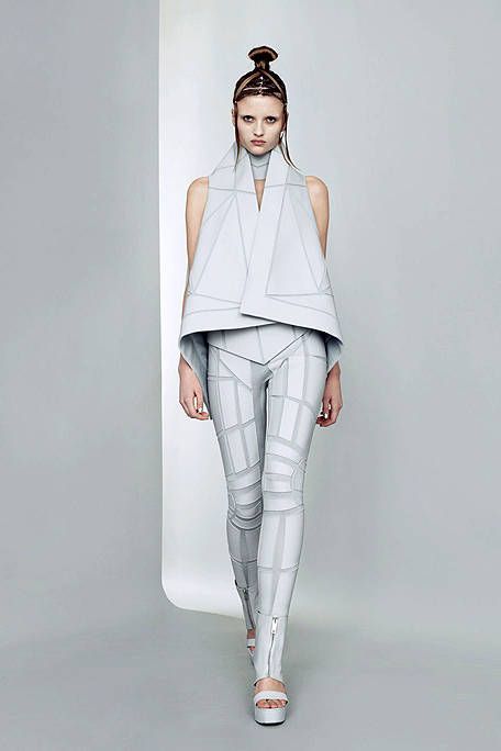 Gareth Pugh Spring 2011 Runway – Gareth Pugh Ready-To-Wear Collection