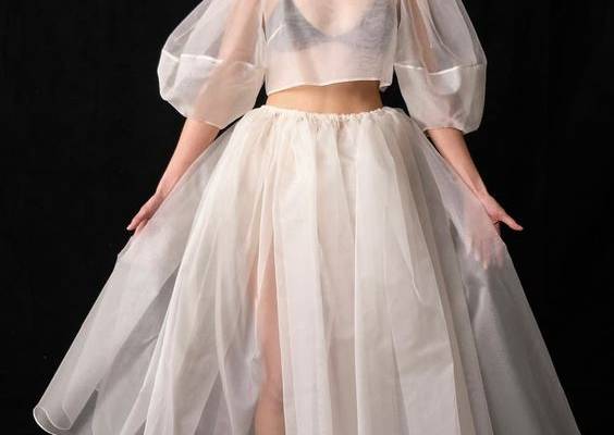 Le haut Billie présente de larges manches lanternes et des découpes aux épaules. Il se porte avec la jupe Zhou ou avec votre jeans taille haute préféré. Il est offert dans toutes nos couleurs d’organza de soie.

Hanel, la modèle sur la photo, mesure 5'9