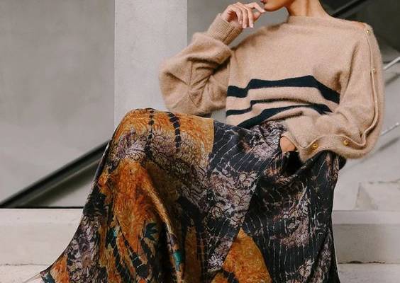 Bright and long, our skirt shines with the elegant fluidity of viscose satin against a soft autumnal print. The waist is elasticated at the back, while the front is mounted on a set of sequins for a more modern look. It is generous in its volumes and flutters with every step thanks to its fabric panels. Our model is wearing a size 36. This model fits normally, take your usual size. Composition: 100% viscose