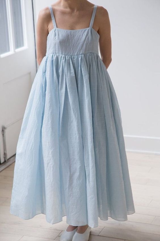What kind of fabric is this? It looks similar to linen but I'm wondering what type of linen/fabric has these horizontal lines running through it? Any help is greatly appreciated 🤗