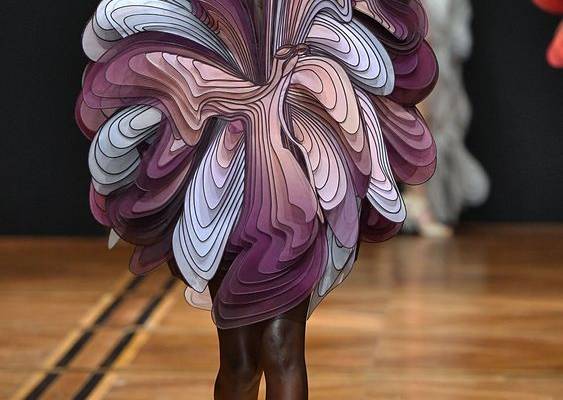 Iris van Herpen e quegli abiti scultura che salveranno la modaelledecoritalia