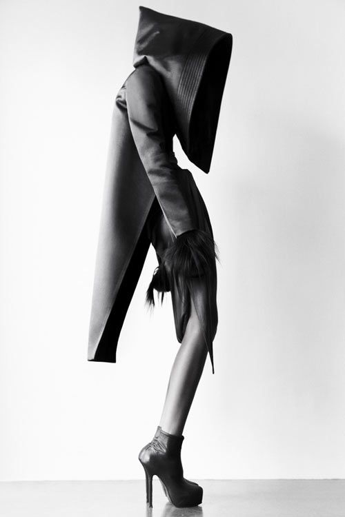 Chinese fashion designer Qiu Hao teamed up with French photographer Matthieu Belin to shoot his F/W 2011 Serpens Collection.