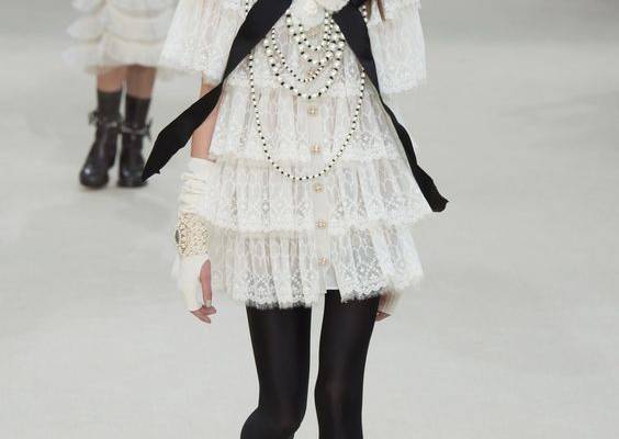The complete Chanel Fall 2016 Ready-to-Wear fashion show now on Vogue Runway.