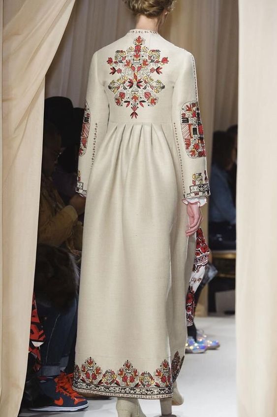 Когда грустно- смотрим на эту роскошную вышивку ведущих кутюрье мира, и жизнь становится ярче!