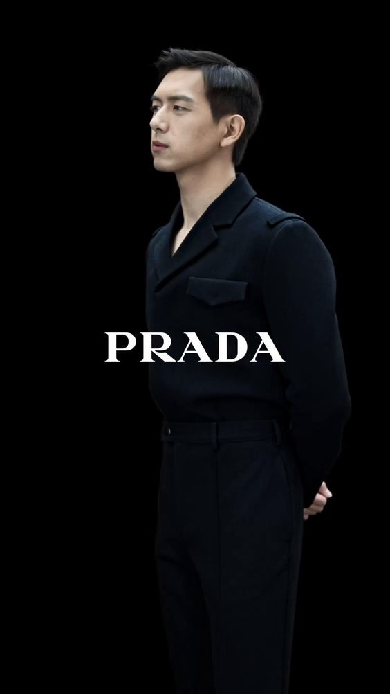 A modernist reinterpretation of wardrobe classics inspires a new concept of beauty according to Prada paradigms, mixing dynamic volumes and sartorial details.