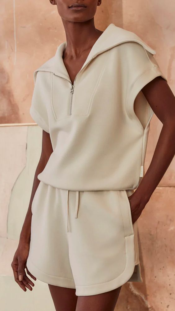 其中包括：17 Chic Activewear Pieces to Sport This Season | The Scout Guide