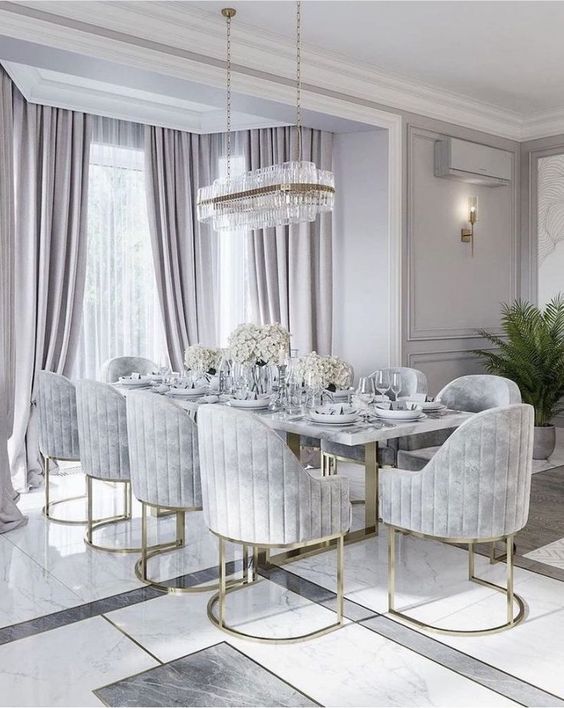 其中包括：Amazing dining area with a gold rectangle crystal chandelier.