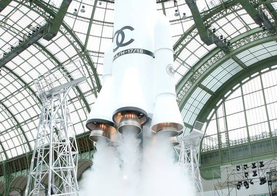 Chanel fall/winter 2017 - the spaceship set actually took off